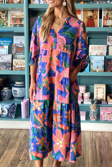 فستان طويل متعدد الطبقات بفتحة رقبة على شكل حرف V وأكمام 3/4 باللون الأزرق