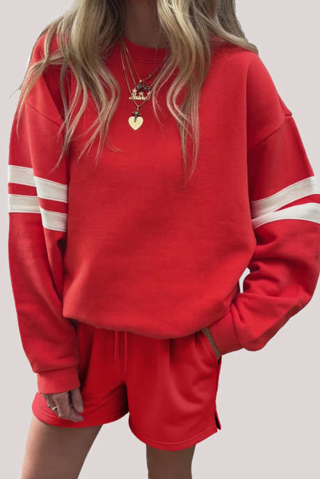Conjunto de moletom e short listrado vermelho fogo Varsity com mangas caídas e ombros caídos