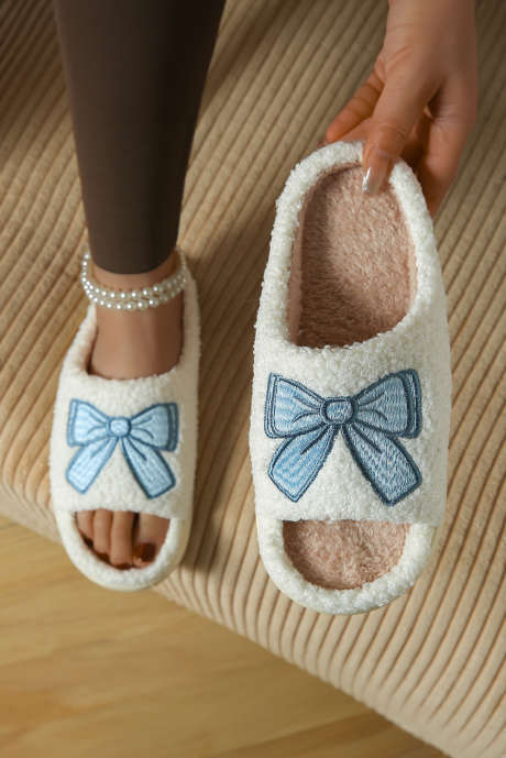 Pantufas de pelúcia com bico aberto e bordado com laço azul claro