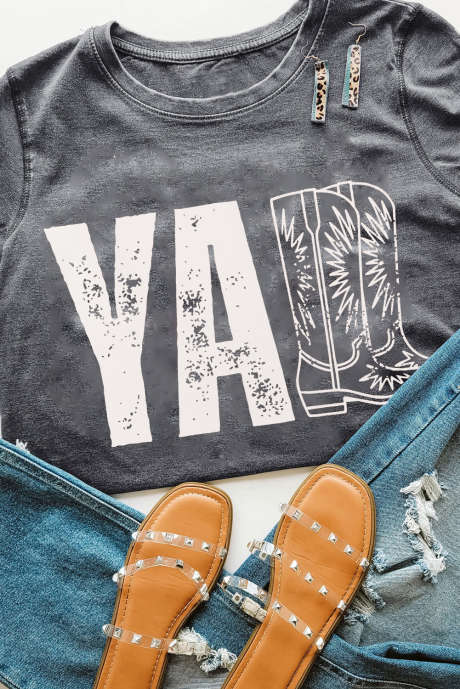 Šedé tričko s potiskem westernových bot YALL