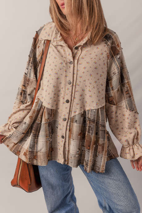 Blusa de malha xadrez floral estilo boho aveia com patchwork e detalhes desgastados, manga com babados e waffle