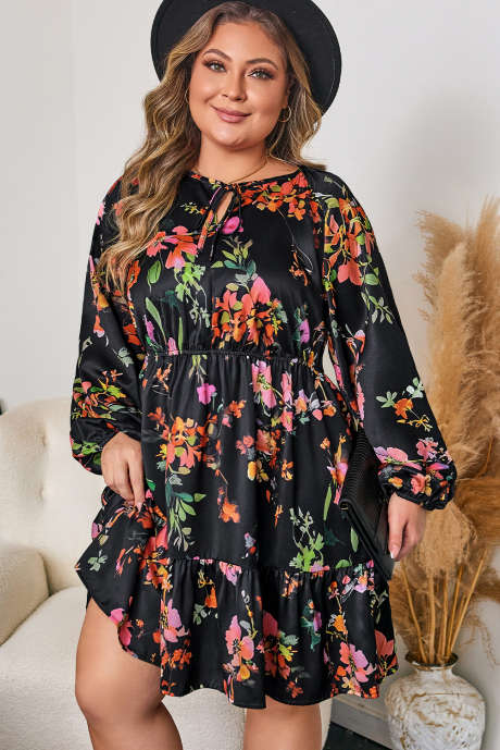 Vestido curto preto plus size com estampa floral, decote em V, cintura marcada, manga comprida