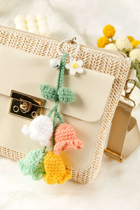 メドウミストグリーンのハンドメイドクロシェベルオーキッドフラワーキーリングバッグペンダント