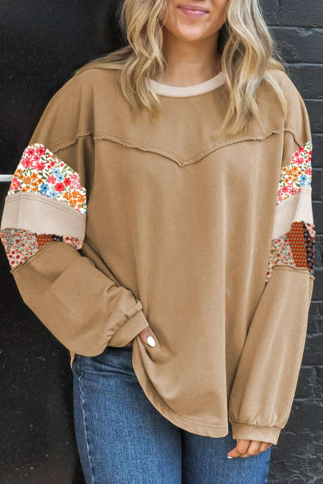 Top holgado de talla grande con diseño floral de patchwork mixto y costuras expuestas en color caqui