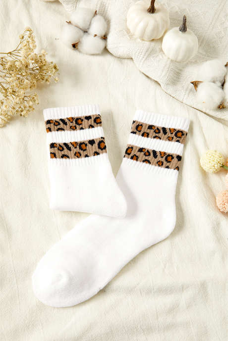 Weiße Damensocken mit Leopardenmuster und gerippten Bündchen