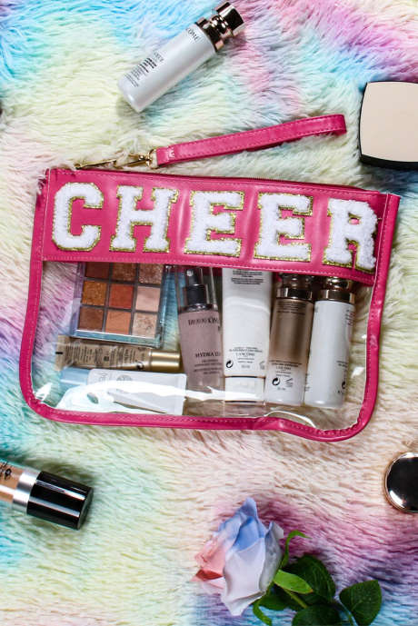 Bolsa de maquillaje transparente de cuero sintético con diseño de patchwork y letras de chenilla rosa brillante CHEER