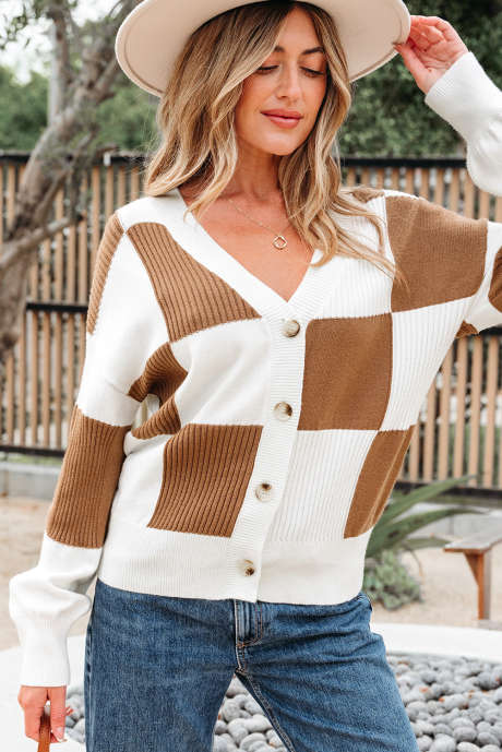 Kakifärgad rutmönster med ribbade detaljer och knappar och v-ringad tröja med kofta