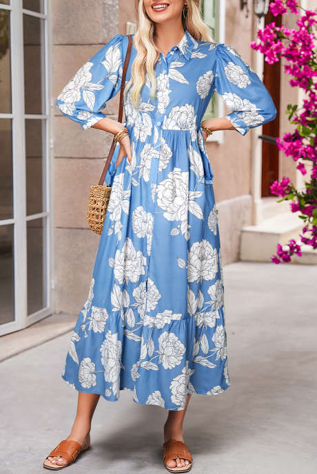 Robe longue bleu ciel à imprimé floral, col chemise boutonné, manches 3/4, ourlet à volants