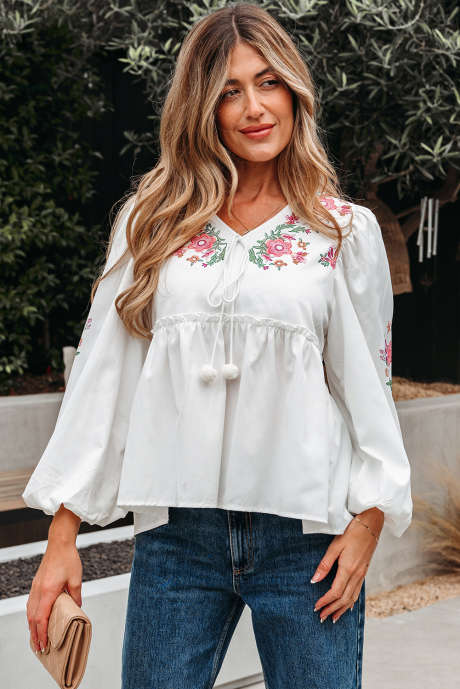 Blusa babydoll con cuello en V, cordones y estampado de flores blancas