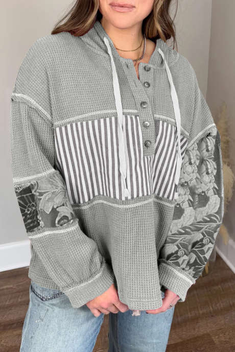 Top con capucha y botones de punto gofre con patchwork y estampado mixto en gris