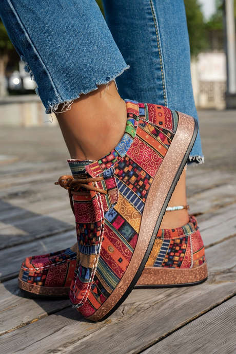 Punaiset kilpa-ajokengät, joissa on lännenkuvio ja keinonahkakuvio, nauhalliset koriste-esineistöä