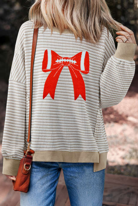 Haut à manches longues et épaules tombantes avec nœud en chenille marron à rayures