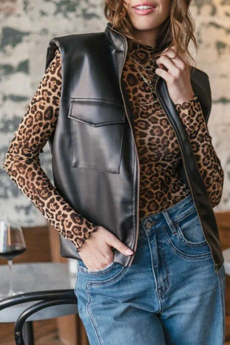 Černá vesta s dvojitou klopou a kapsou z umělé kůže na zip, stojáček a výstřih LC853579-P2