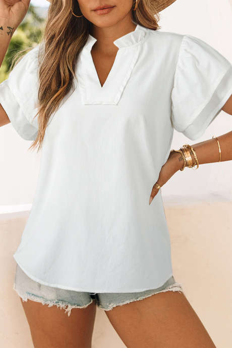 بلوزة بيضاء بأكمام قصيرة ورقبة مشققة وحواف مكشكشة مزدوجة