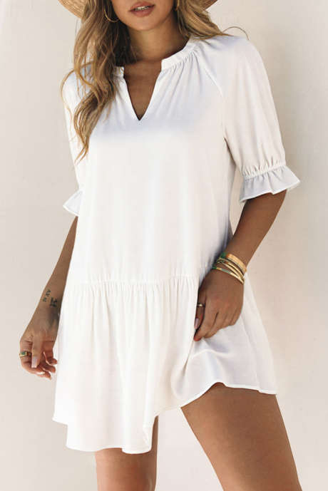 فستان قصير أبيض اللون بأكمام نصف مكشكشة ورقبة مدببة ومصمم حسب الطلب