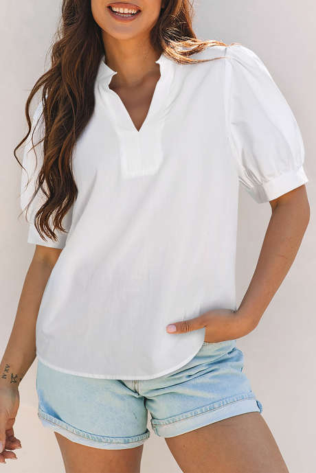 بلوزة بيضاء بأكمام قصيرة منفوخة ورقبة على شكل حرف V