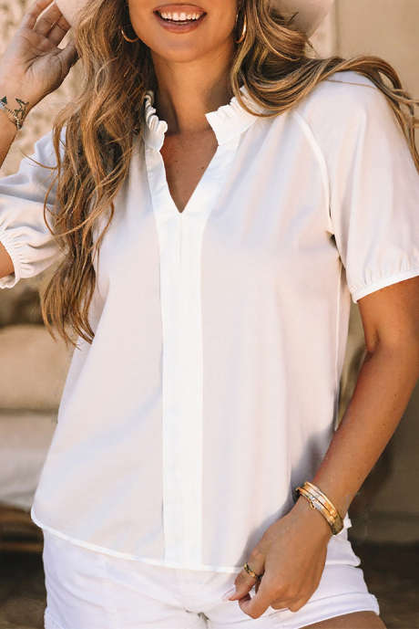 بلوزة بيضاء مخصصة ذات رقبة منقسمة وأكمام قصيرة منفوخة