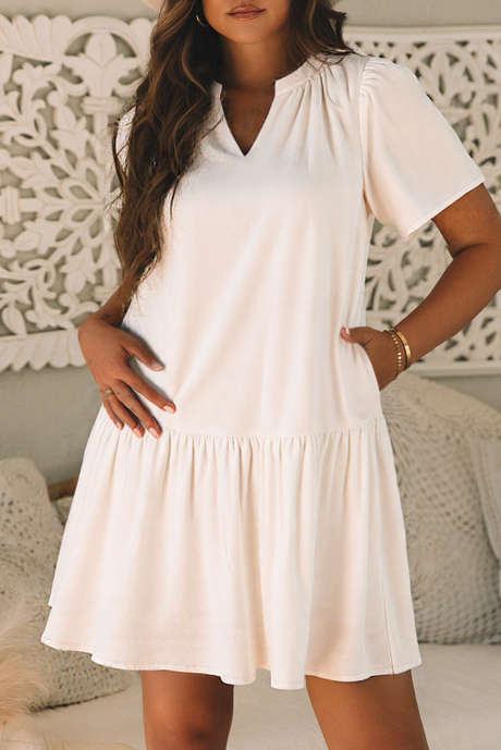 فستان قصير أبيض فارغ بأكمام قصيرة ورقبة مدببة وحافة مكشكشة