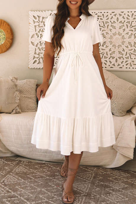 فستان متوسط ​​الطول أبيض بأكمام قصيرة ورقبة منقسمة ورباط وحافة مكشكشة