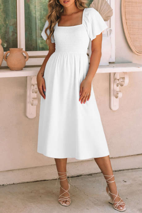 فستان أبيض متوسط ​​الطول بأكمام قصيرة منفوخة ورقبة مربعة