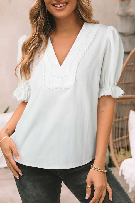 بلوزة بيضاء فارغة بفتحة رقبة على شكل حرف V وأكمام قصيرة منفوخة وحواف ريكراك مخصصة