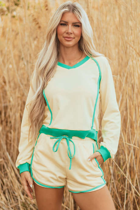 Bel pulover z dolgimi rokavi in ​​barvnimi bloki s kontrastnimi obrobami ter kratke hlače z vrvico, 2 kosa