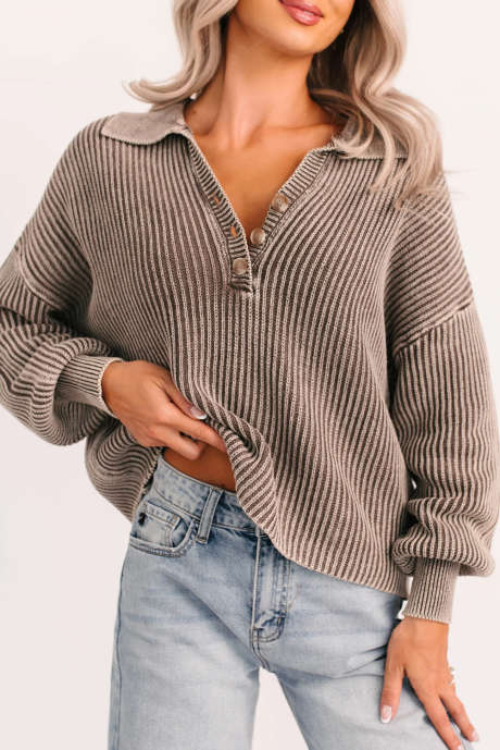 Donkerbruine mineraal gewassen gebreide polokraag met knoopjes