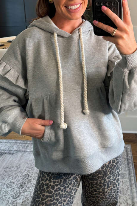 Grauer, kontrastierender Kapuzenpullover mit Kordelzug und Rüschenbesatz, überschnittener Schulter