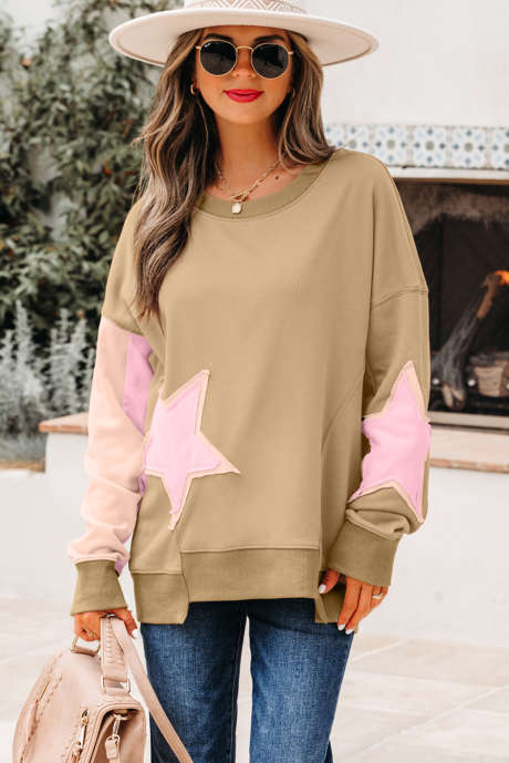 Blusa de moletom com estampa de estrelas contrastantes verde sálvia, costura exposta, bainha irregular, ombros caídos
