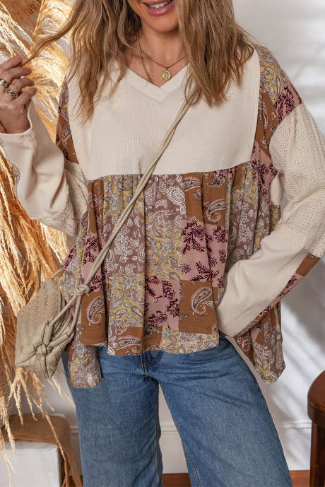 Top holgado de manga larga con estampado étnico paisley beige y patchwork en contraste