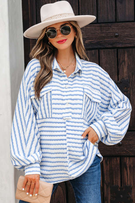 Himmelblaue Bluse mit Streifen, halben Knöpfen, Kragen, Brusttaschen und lockerer Passform LC25133035-P419