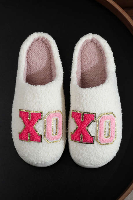 Pantufas de pelúcia brancas XO XO com acabamento em glitter e letras remendadas