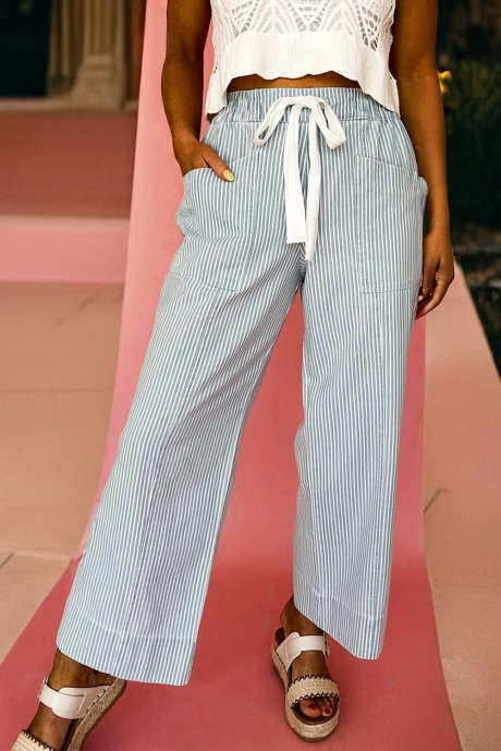 Calça jeans listrada azul-celeste com cintura média e cordão na cintura