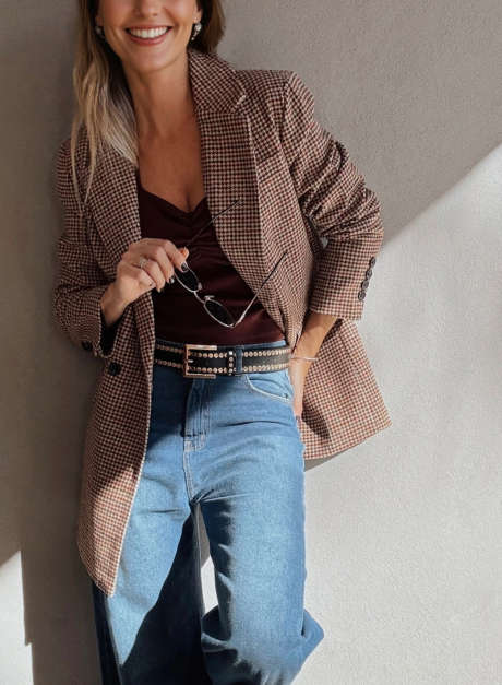 Hnědý sako s klopovým límcem a kohoutím vzorem