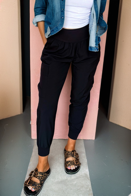 Calça cargo jogger preta elástica de cintura alta com bolsos