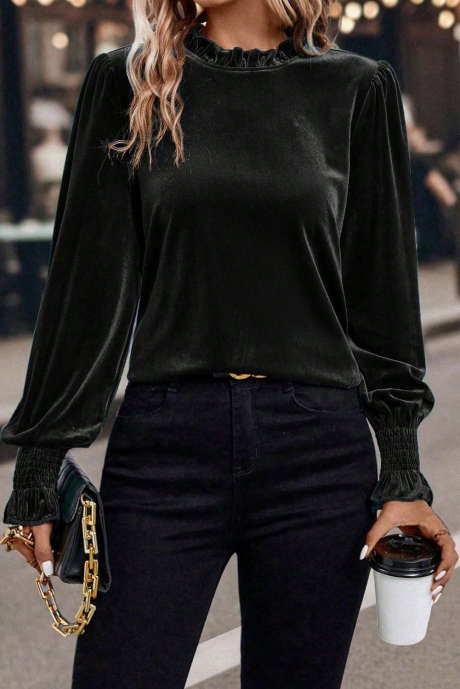 Schwarze Samtbluse mit Rüschenkragen, gerafften Ärmelbündchen und Puffärmeln