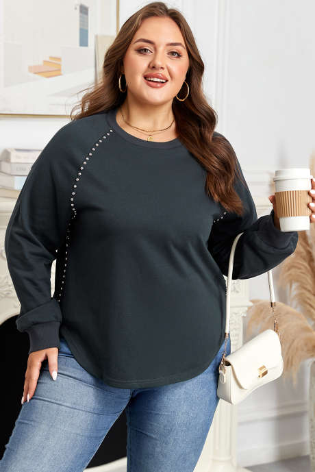 Blusa plus size com acabamento em nervuras e detalhes em preto e lavagem mineral