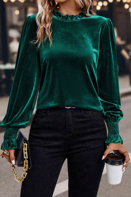 Immergrüne Samtbluse mit Rüschenkragen, gesmokten Manschetten und Puffärmeln, verziert mit Rüschenkragen und gerafften Ärmelbündchen.