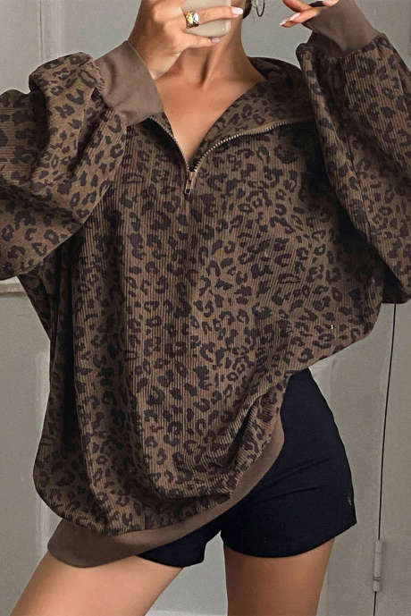 سويت شيرت بني بطبعة جلد الفهد وسحاب ربع من قماش مخملي