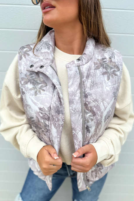 Серый камуфляжный зимний жилет с принтом листьев