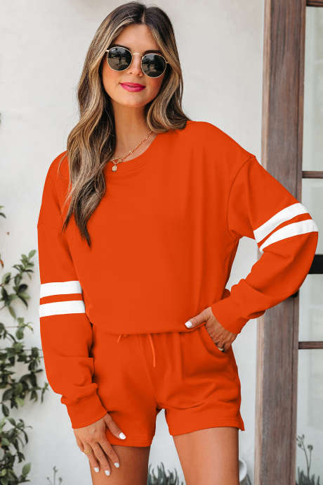 Conjunto de sudadera y pantalón corto con hombros caídos y mangas a rayas universitarias en color naranja LC628071-P14