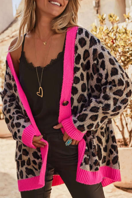 Khakifarbener Oversize-Strickpullover mit Leopardenmuster, farblich abgesetzten Ziernähten und Knopfleiste.