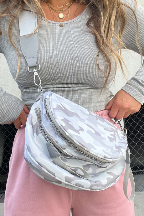 Umhängetasche mit doppeltem Reißverschluss und goldenem Kettenriemen in Hellgrau mit Camouflage-Print