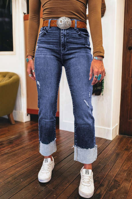 Calça jeans reta desgastada com punhos dobrados e cintura alta
