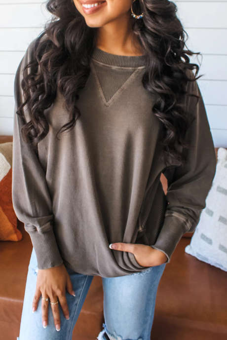 سويت شيرت بني غامق كاجوال سادة بأكمام راجلان وحافة مضلعة