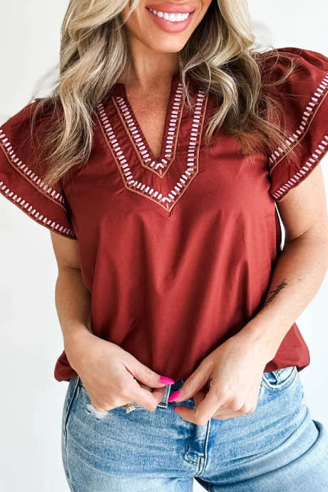 Blusa com decote em V e mangas bufantes e acabamento em contraste de argila