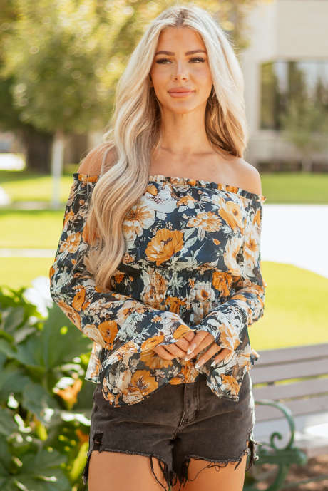 Синий топ с цветочным принтом и открытыми плечами, рукавами-колокольчиками и сборками, баской