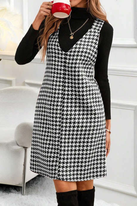 Černé minišaty s potiskem kohoutí stopy a výstřihem do V bez rukávů