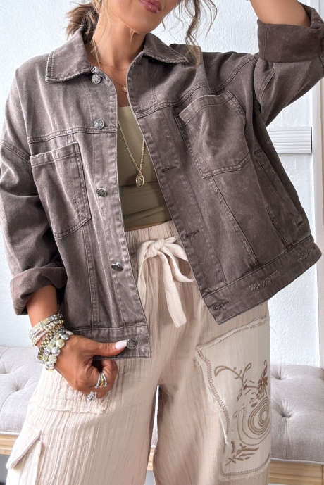 Jaqueta jeans com bolso remendado e lavagem estilo boyfriend de cabra