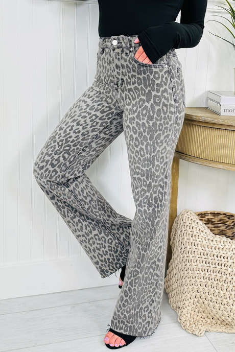 Jeans de talle alto con estampado de leopardo, control de abdomen y dobladillo sin rematar